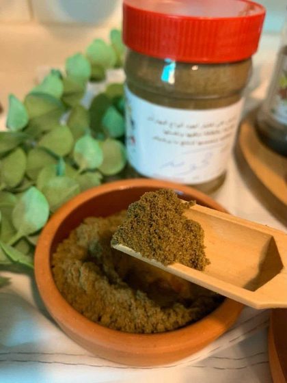 خلطة بهارات في وعاء فخاري مع مغرفة خشبية — درة البهارات