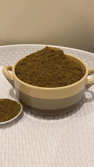 خلطة بهارات خضراء ناعمة في كوب — درة البهارات